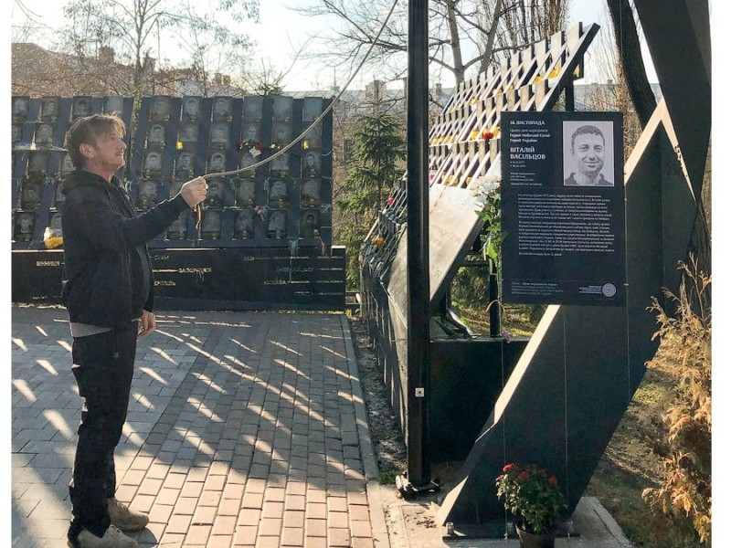 Голлівудський актор Шон Пенн бив у Дзвін пам’яті на честь загиблого Героя Небесної сотні