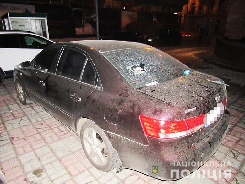 Псіханув. У Києві чоловік потрощив три автівки, жбурляючи пляшки з 9-го поверху