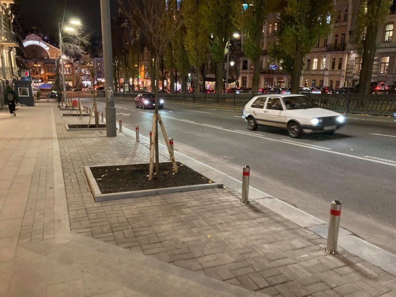 На бульварі Шевченка навели лад: парковку демонтували, тротуар відновили, дерева висадили (ФОТО)
