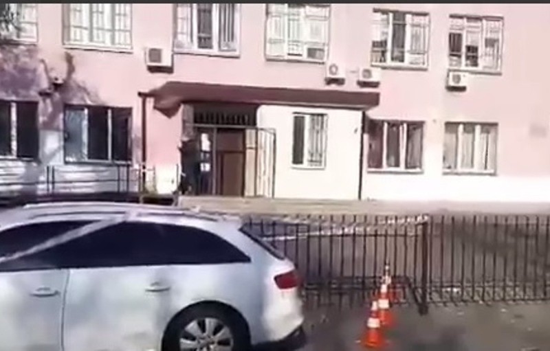 В Києві біля суду сталася стрілянина, поранено людину (ВІДЕО)