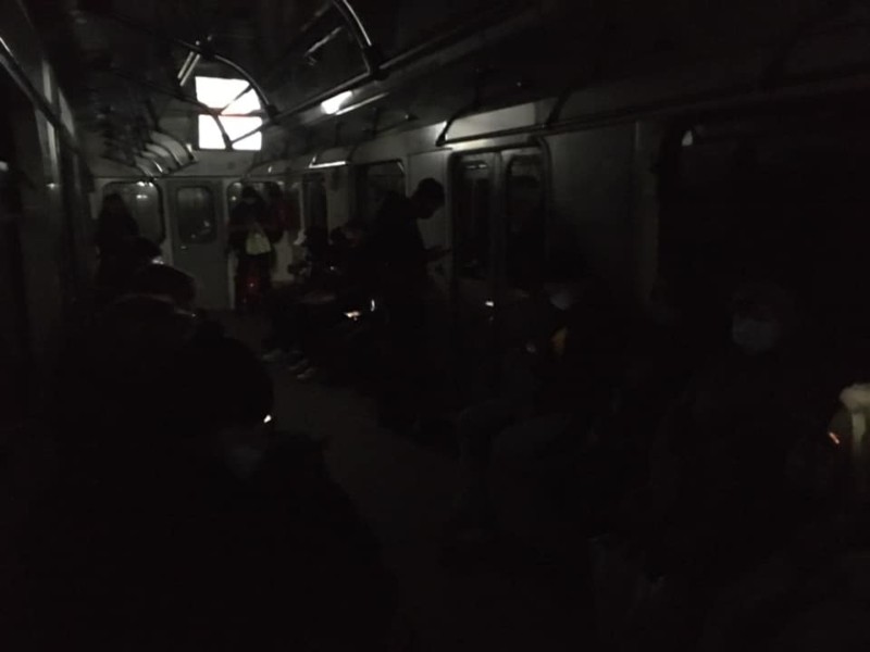 Вагон без світла, але з рекламою – дива Київського метрополітену
