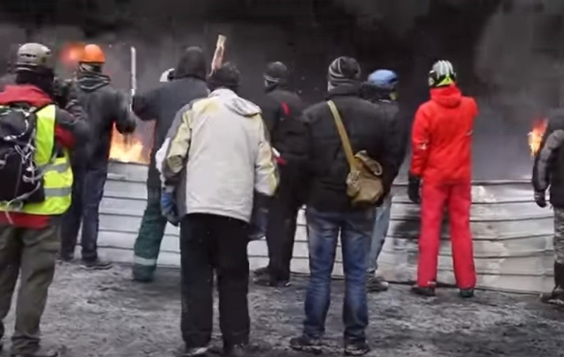 Унікальні кадри: На Майдані транслювали фільм про Революцію Гідності