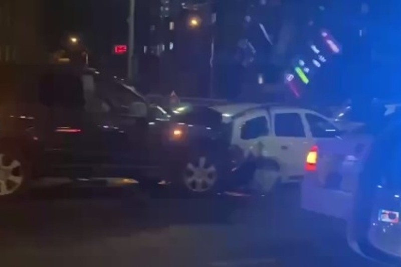 Автотроща на проспекті Перемоги: чотири машини і збитий поліцейський (ВІДЕО)