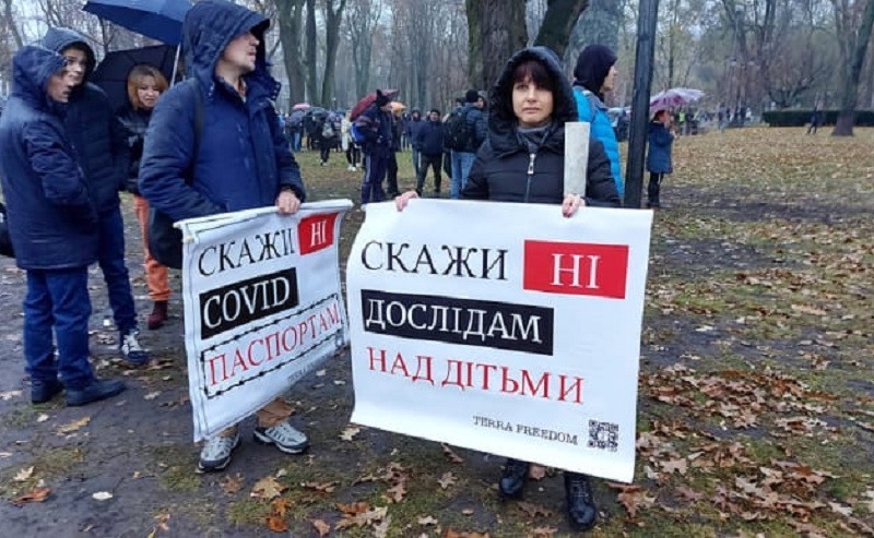 У Києві почався “парад антивакцинаторів”: вимагають скасувати коронавірус (ВІДЕО)