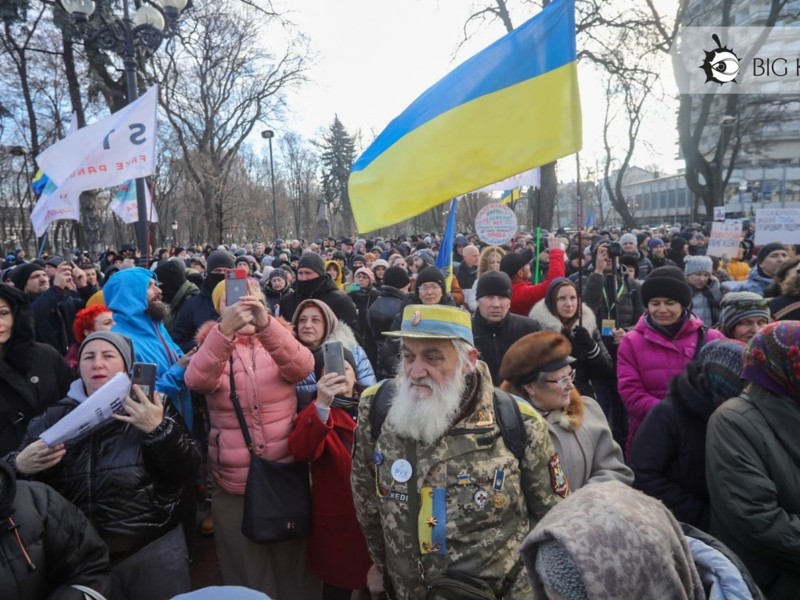 У Києві близько тисячі людей без масок вийшли на марш проти “світової змови сил зла”