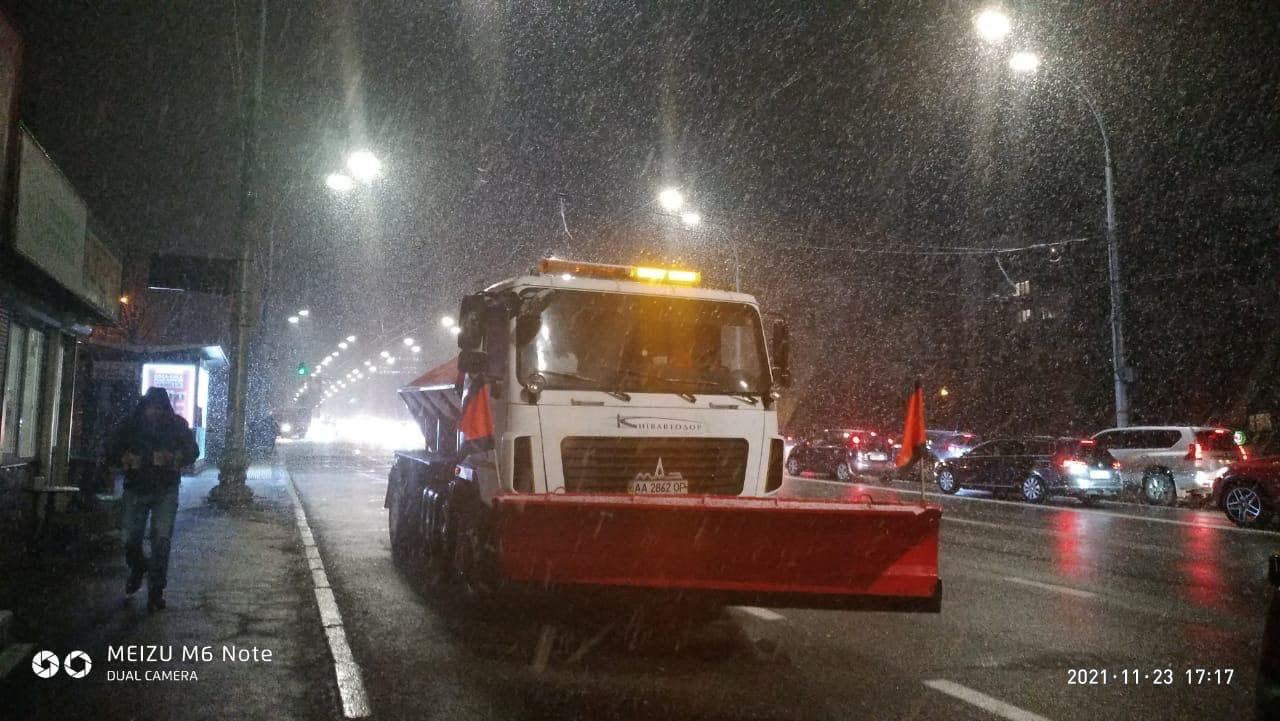 дорожники чистять перший сніг у Києві