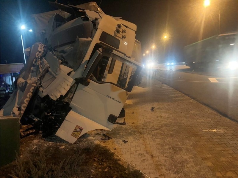 ДТП на заправці біля Іванкова: тягач злетів з дороги у вантажівку, що заправлялась