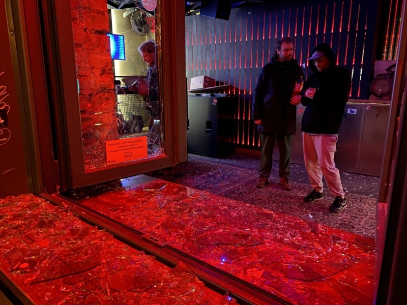 Невідомі напали на бар у Києві: розбили вікна, потрощили меблі, розпилили сльозогінний газ