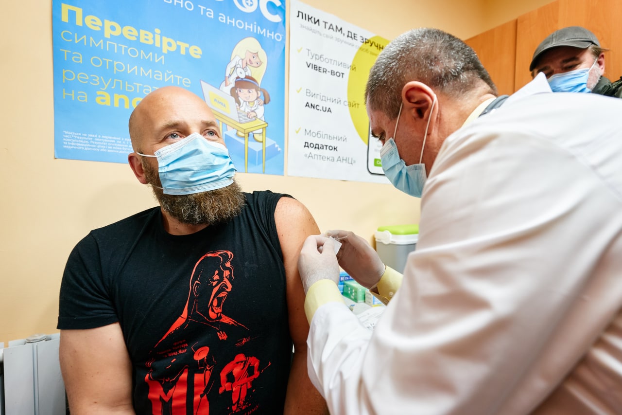 Стало відомо, коли почнуть виплачувати 500 грн за бустерну дозу ...