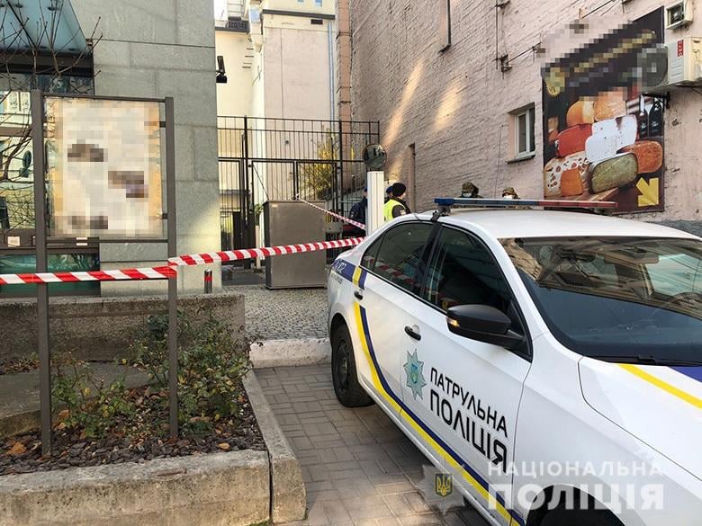 Біля посольства в центрі Києва виявили підозрілу коробку