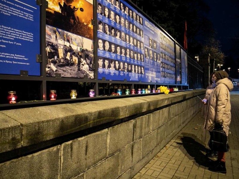 «ЄС» Києва вшанувала Небесну Сотню, відкривши пам’ятний знак з портретами Героїв (ФОТО)