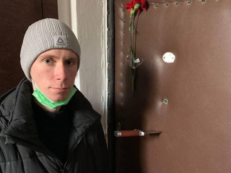 Ніж в дверях та дві гвоздики: в Києві залякують захисника історичних будівель (ФОТО)