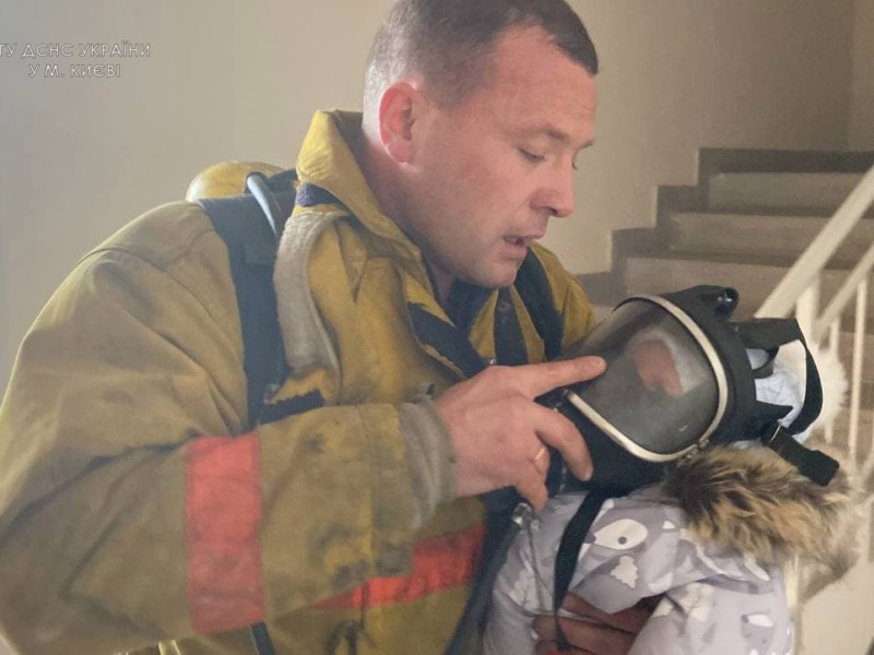 Рятувальника, який віддав свою кисневу маску дитині і врятував їі, нагородили