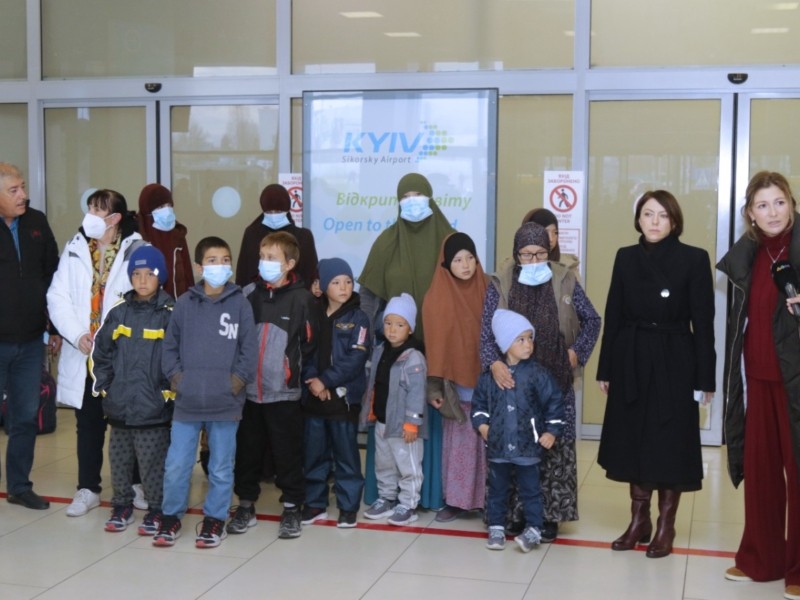 В Київ прибув літак з українцями, які перебували в сирійських таборах (ФОТО)