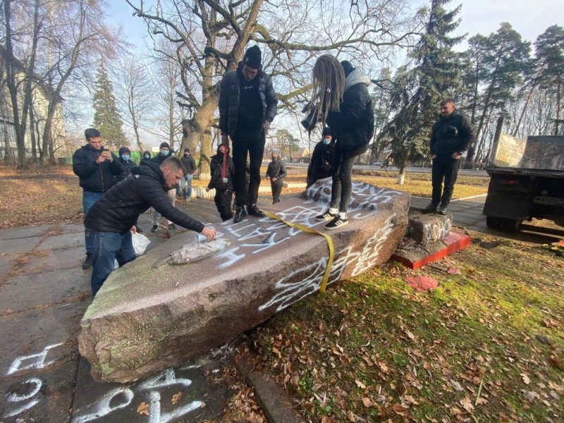 На Київщині активісти знесли пам’ятник НКВСникам (ФОТО, ВІДЕО)