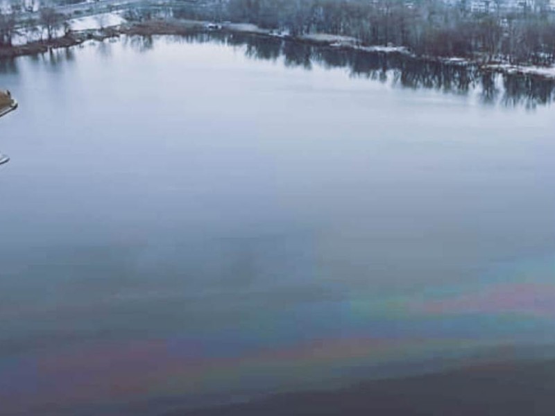 Райдужна пляма: в озеро Кирилівське вилили використане пальне (ФОТО)
