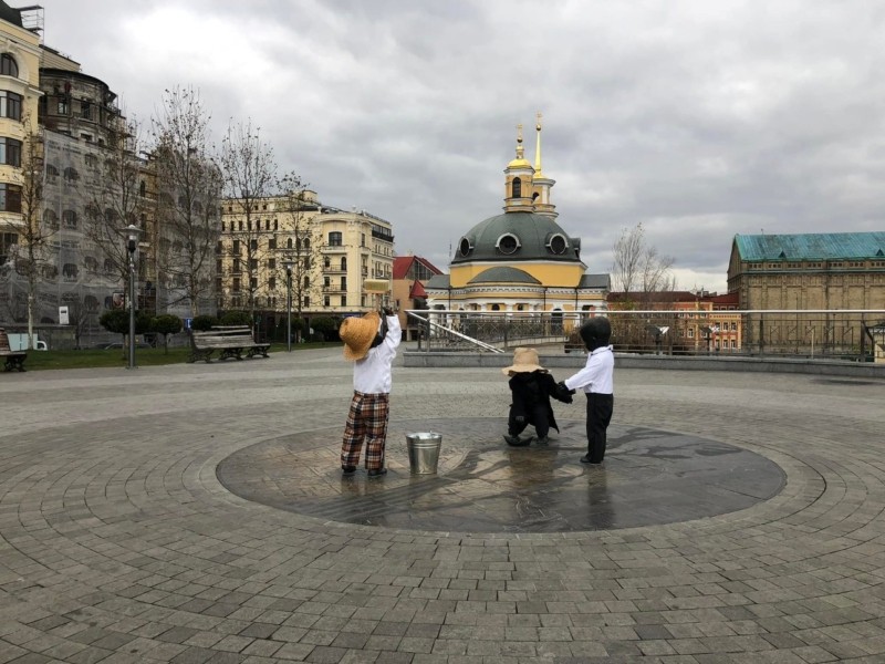На Поштовій площі скульптури засновників Києва стали героями твору Марка Твена (ФОТО)