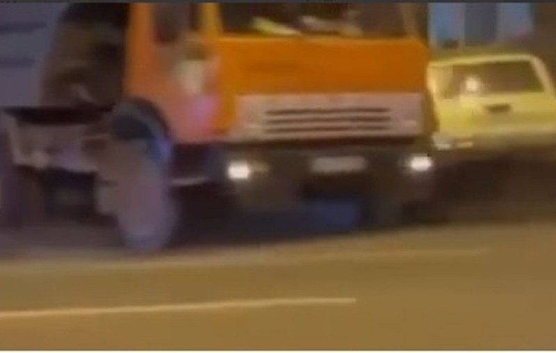 В Києві вантажівка без гальм знесла легковика та влетіла в будинок (ВІДЕО)