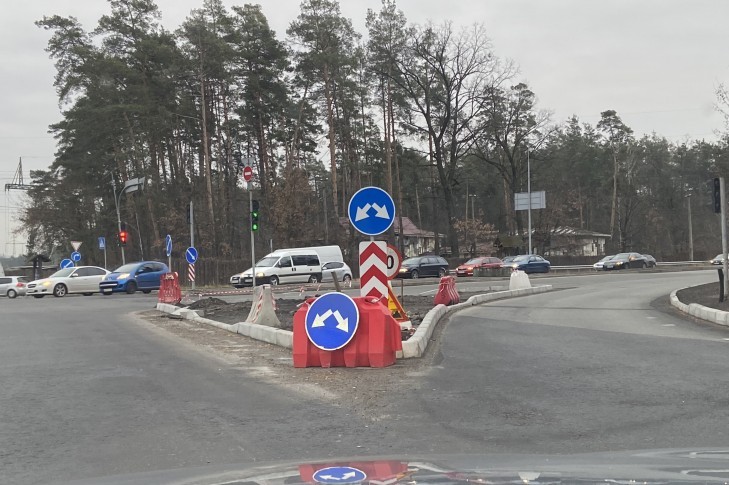 Автомобілісти просять знести новий острівець безпеки на Великій кільцевій