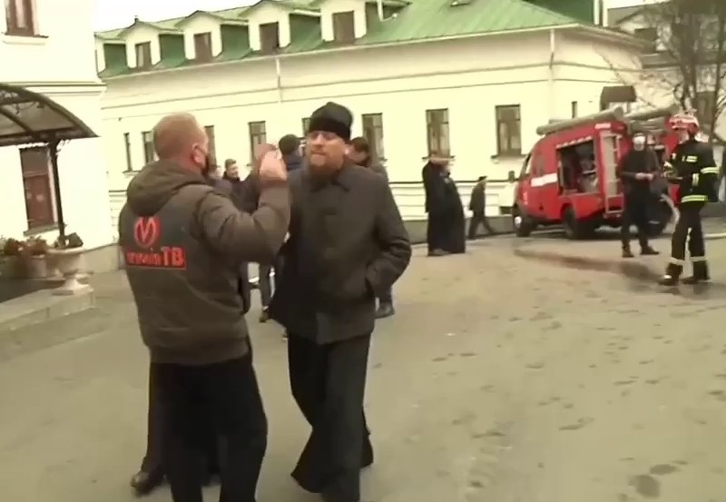 Відео дня. В Лаврі священник напав на журналіста та забрав телефон (ВІДЕО)