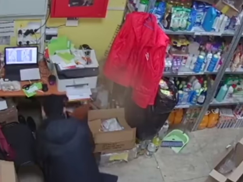 В Києві затримали дует іноземців за крадіжку грошей з магазину (ВІДЕО)