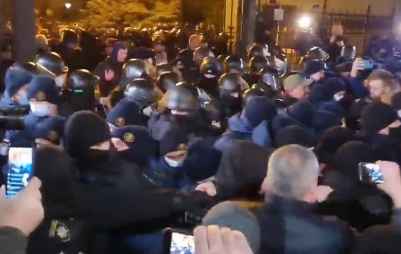 Акція протесту біля ОПУ: поліція Києва спростувала участь командира “Беркута”