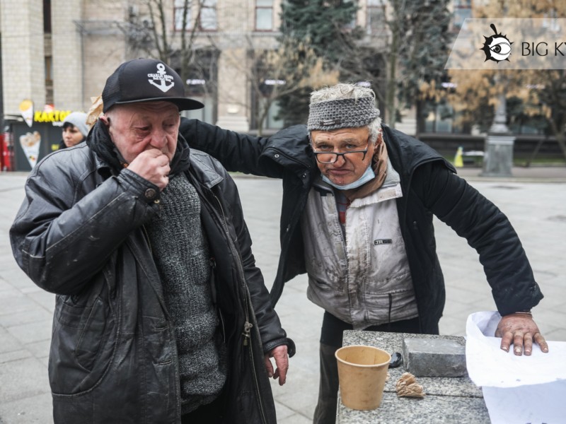 Всесвітній день бідних: волонтери у Києві роздали нужденним їжу та медичні маски (ФОТОРЕПОРТАЖ)