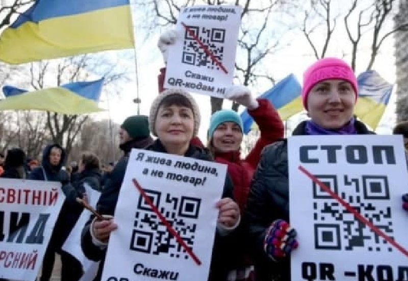 Антивакси вийшли на мітинг в центрі Києві з QR-кодами “Єдиної Росії” (ВІДЕО)