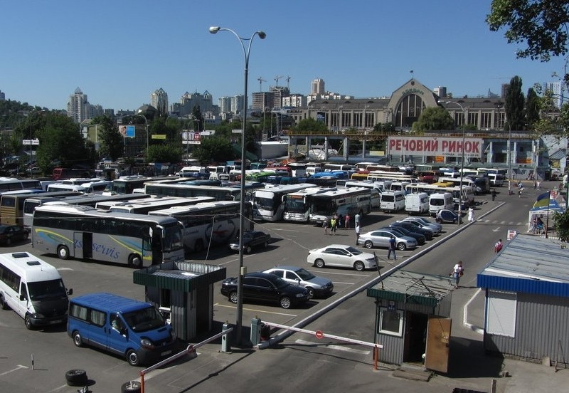 Поліцейські з автоматами заблокували рух транспорту на київському автовокзалі: що сталося (ВІДЕО)