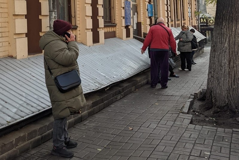 До Ритуальної служби в центрі Києва вишикувалася черга (ФОТО)