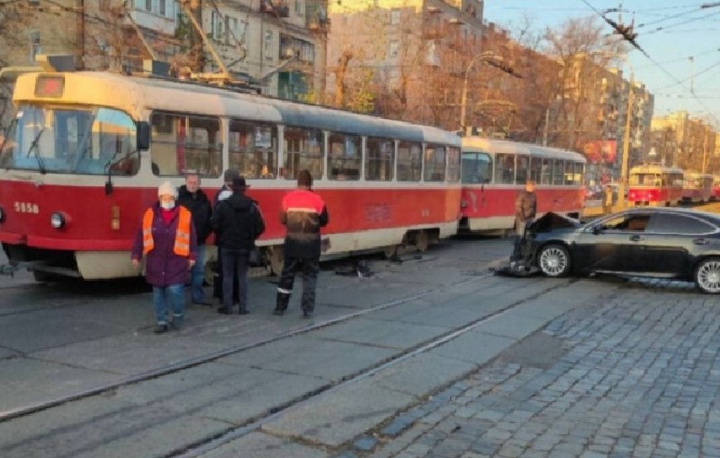 На Куренівці легковик протаранив трамвай, рух транспорту порушено (ФОТО)