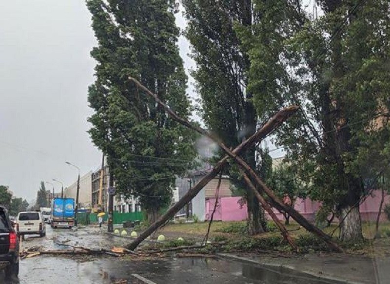 У Києві “вигрібають” наслідки буревію (ФОТО)