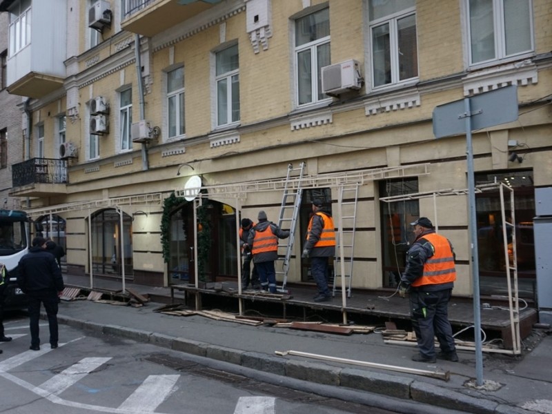 У Києві демонтують літні майданчики, що заважають прибирати сніг