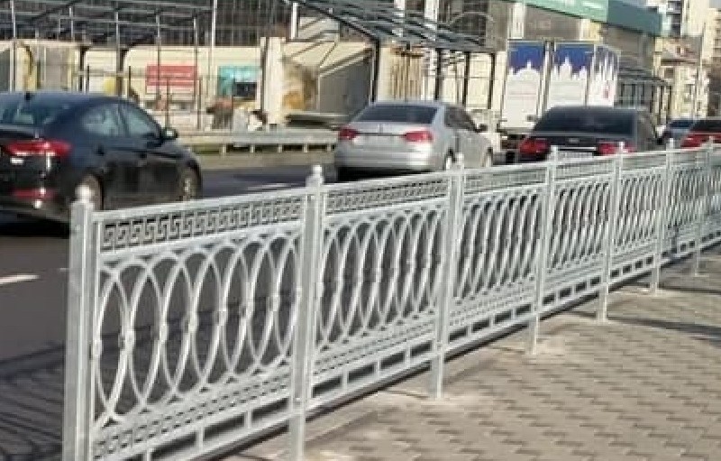 Зробили “дірку” у паркані. На Індустріальному мосту “реанімували” нелегальну зупинку маршруток (ФОТО)