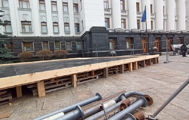 Напередодні мітингу перед Офісом Зеленського встановили металевий паркан (ФОТО)