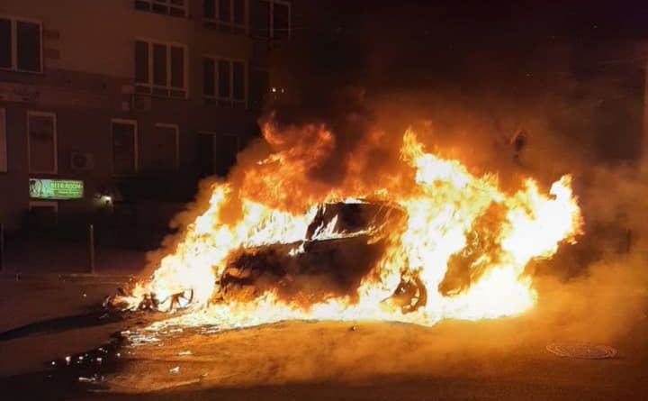 У Голосіївському районі, прямо перед будинком, вщент згоріла автівка (ФОТО)