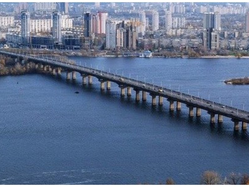 У “Київавтодорі” пояснили, що падало з мосту, за який молиться Кличко