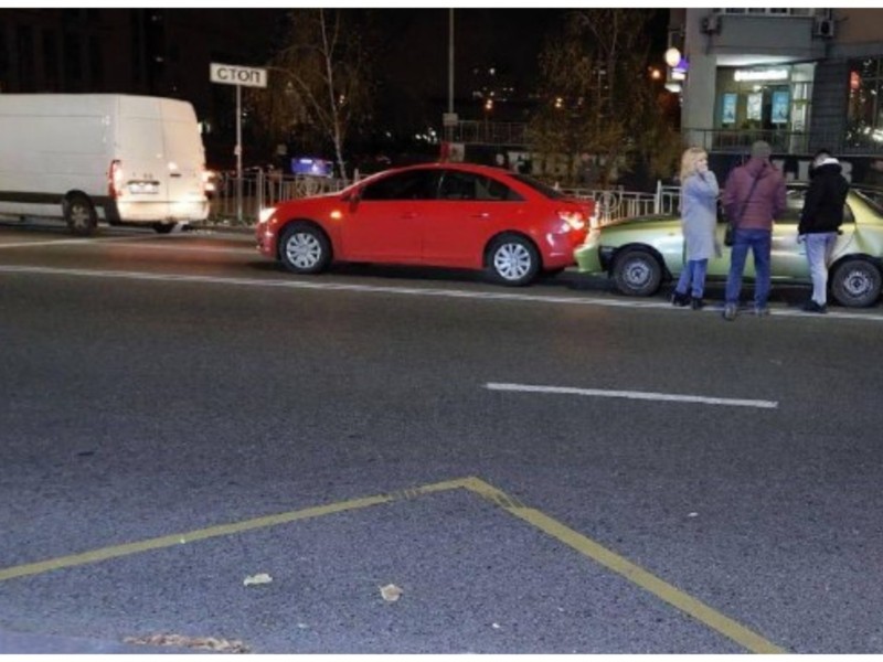 На Лівобережці аварія: “поцілувалися” три автівки (ВІДЕО)