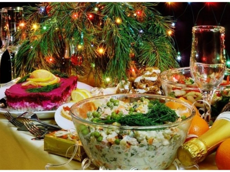 Олів’є, шуба та ковбаска: експерт “порадував” прогнозом цін на продукти новорічного застілля