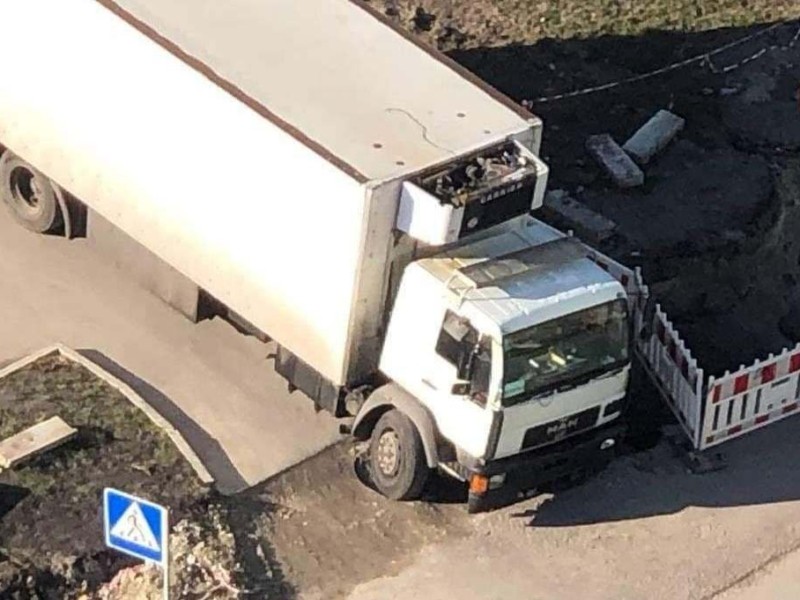 На вулиці Крушельницької вантажівка потрапила в пастку комунальників (ФОТО)
