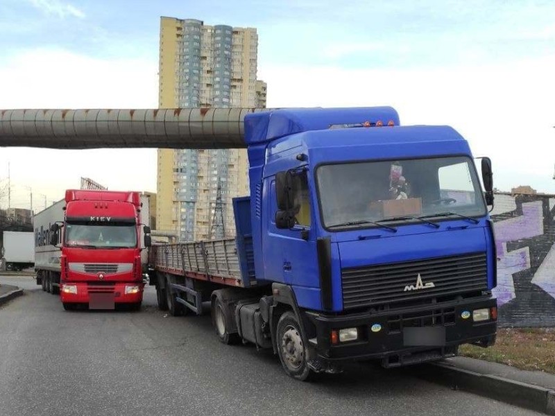 Підйом на вулицю Привокзальну заблоковано двома вантажівками (ФОТО)