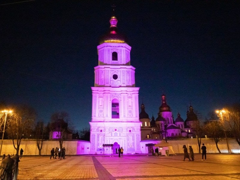 Дзвіницю Софії Київської підсвітили фіолетовим кольором