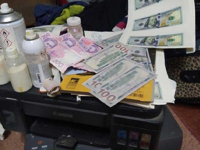 В Києві затримали угрупування іноземців: виготовляли фальшиві гроші та збували наркотики (ФОТО)