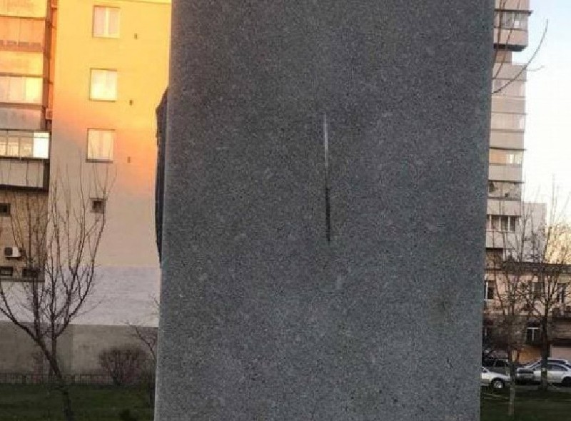Вже не вперше. В Києві вандали пошкодили пам’ятник українським розвідникам (ФОТО)