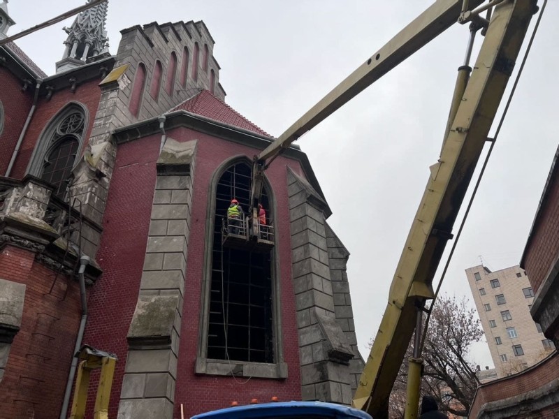 Ремонт в костелі святого Миколая: роботи виконують за німецькою технологією дбайливої очистки