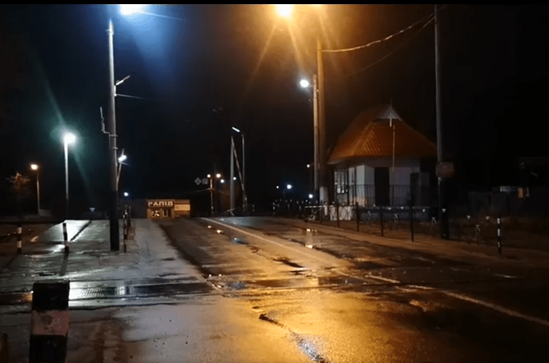 Тепловоз протаранив легковика з дитиною на переїзді у Дарницькому районі