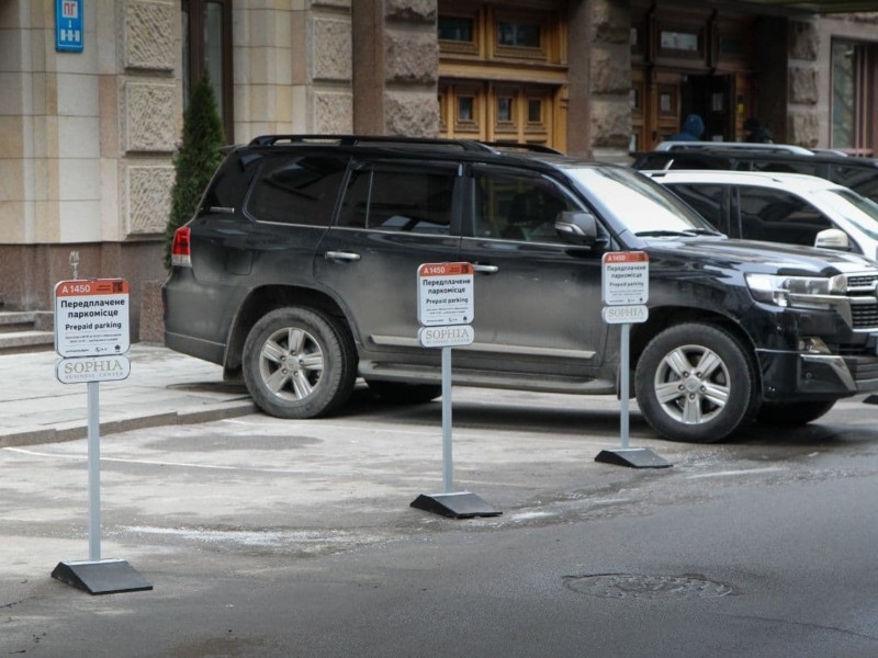 У Києві офіційно стартувала послуга передплаченого паркування – скільки це коштує та як працює