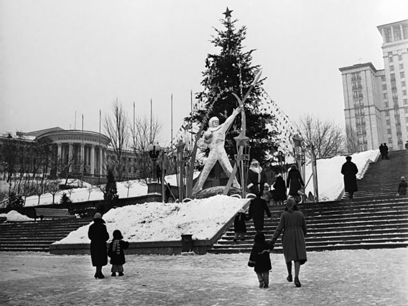 Новорічна ялинка – різдвяна ялинка – святкові традиції Києва – ялинка у Радяснькому Союзі – заборонена ялинка  