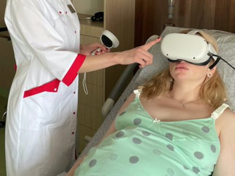 В пологових будинках Києва жінки народжують у VR-окулярах