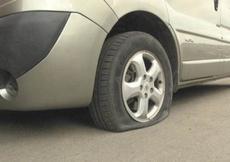 В Бучі масово порізали колеса припаркованим вздовж дороги автівкам